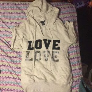 Shortsleeved sweatshirt.